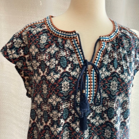 Daniel Rainn Woman’s V Neck Summer Top - Picture 2 of 7